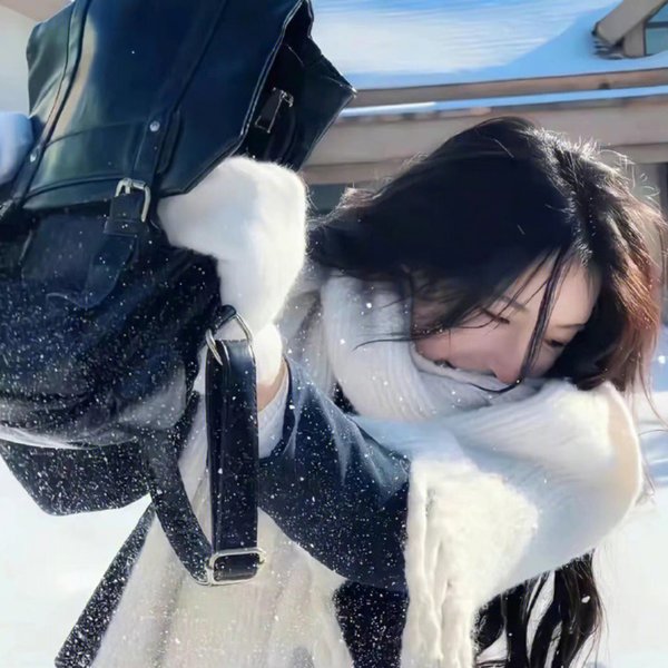 穿黄睡衣的女孩